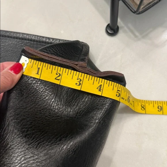 Elegant Black Vegan Leather tote strong magnetic closure - Picture 12 of 14